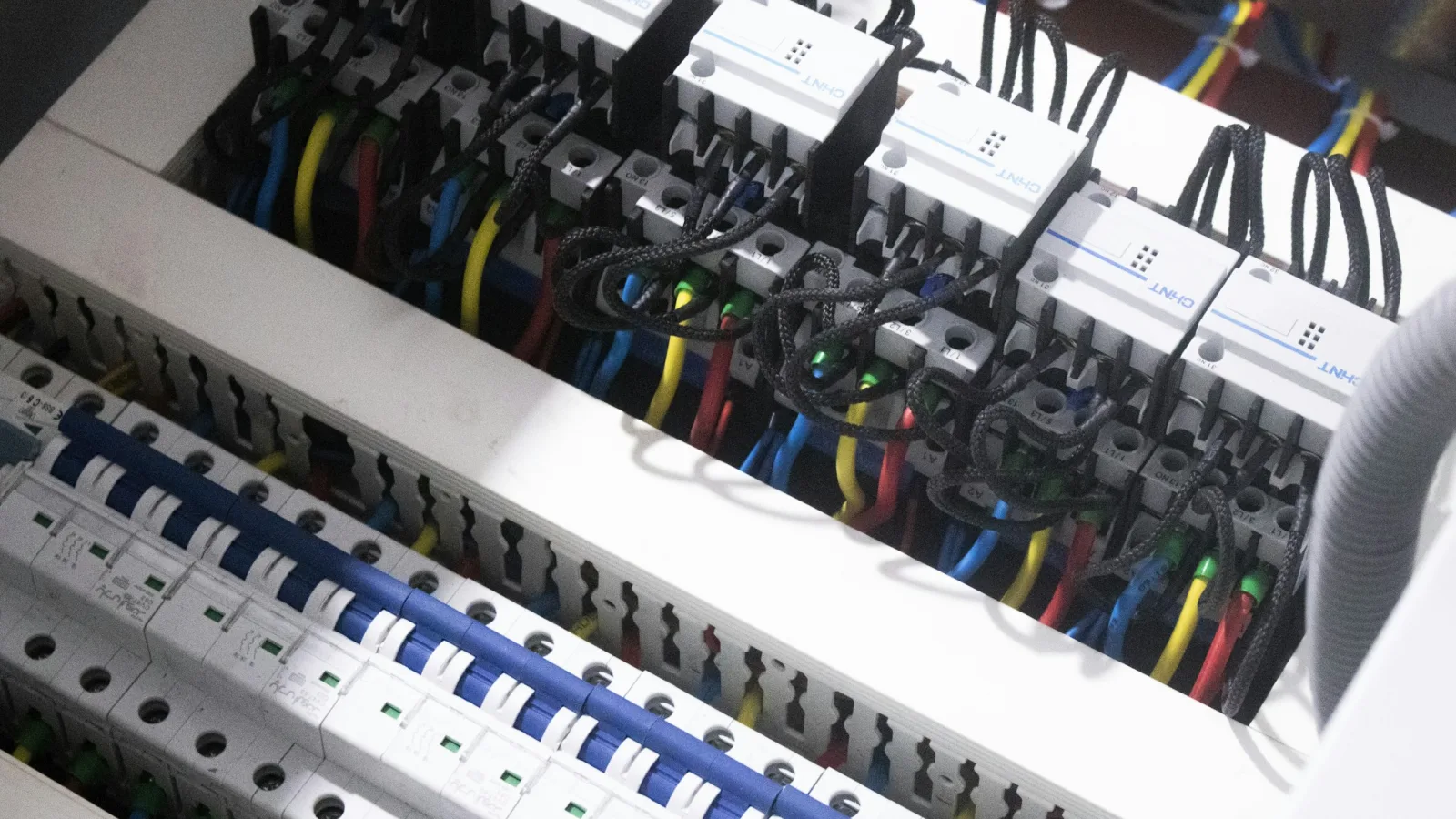 Fabrika Elektrik Tesisatı hizmetini temsil eden elektrik ve teknik altyapı görseli